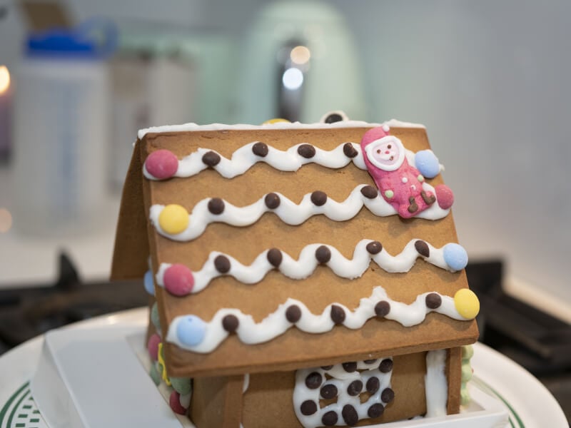 gingerbread house decorating